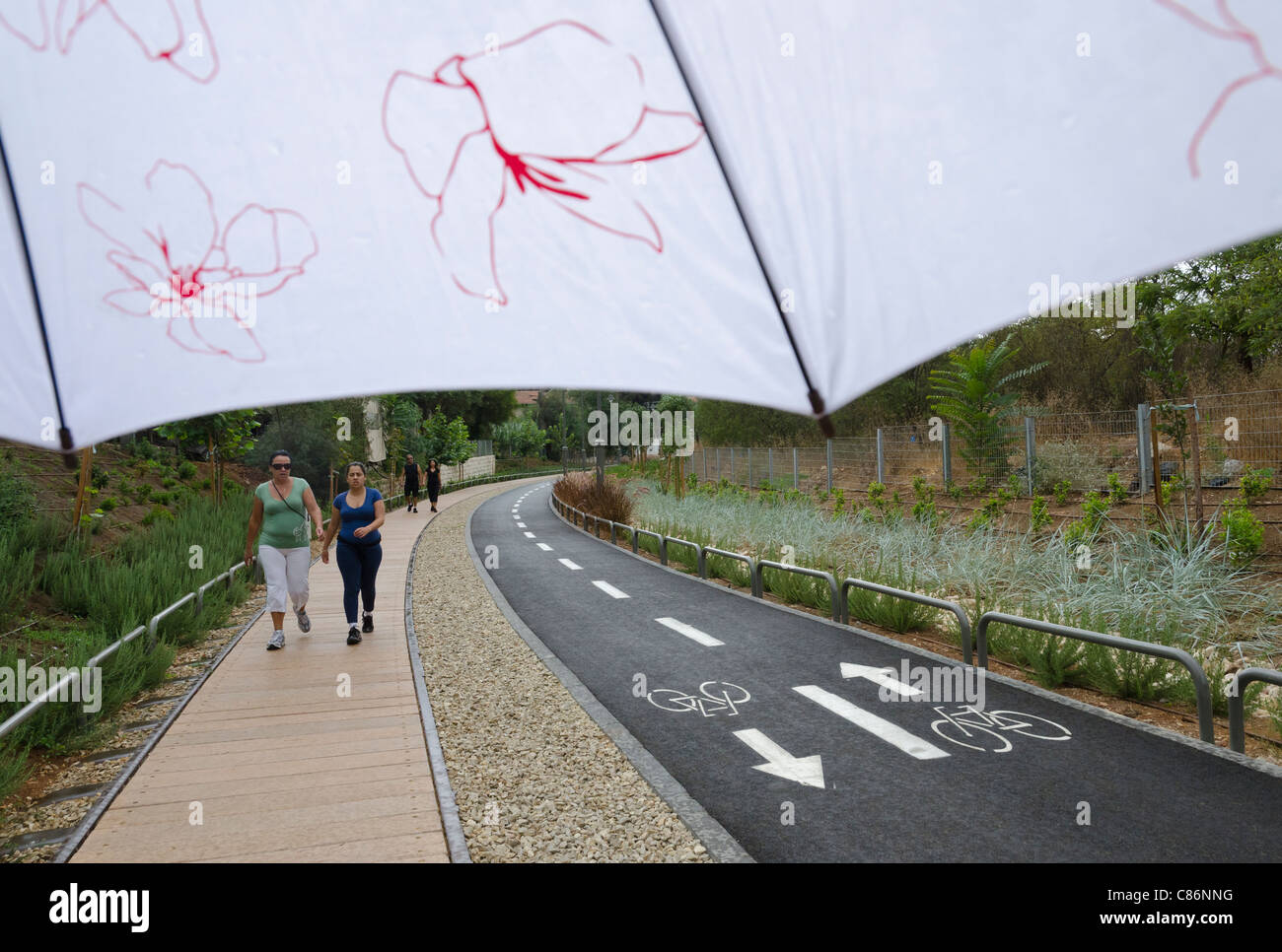 Première pluie sur une nouvelle promenade à Bakaa alentours avec des promeneurs. Jérusalem. Israël Banque D'Images