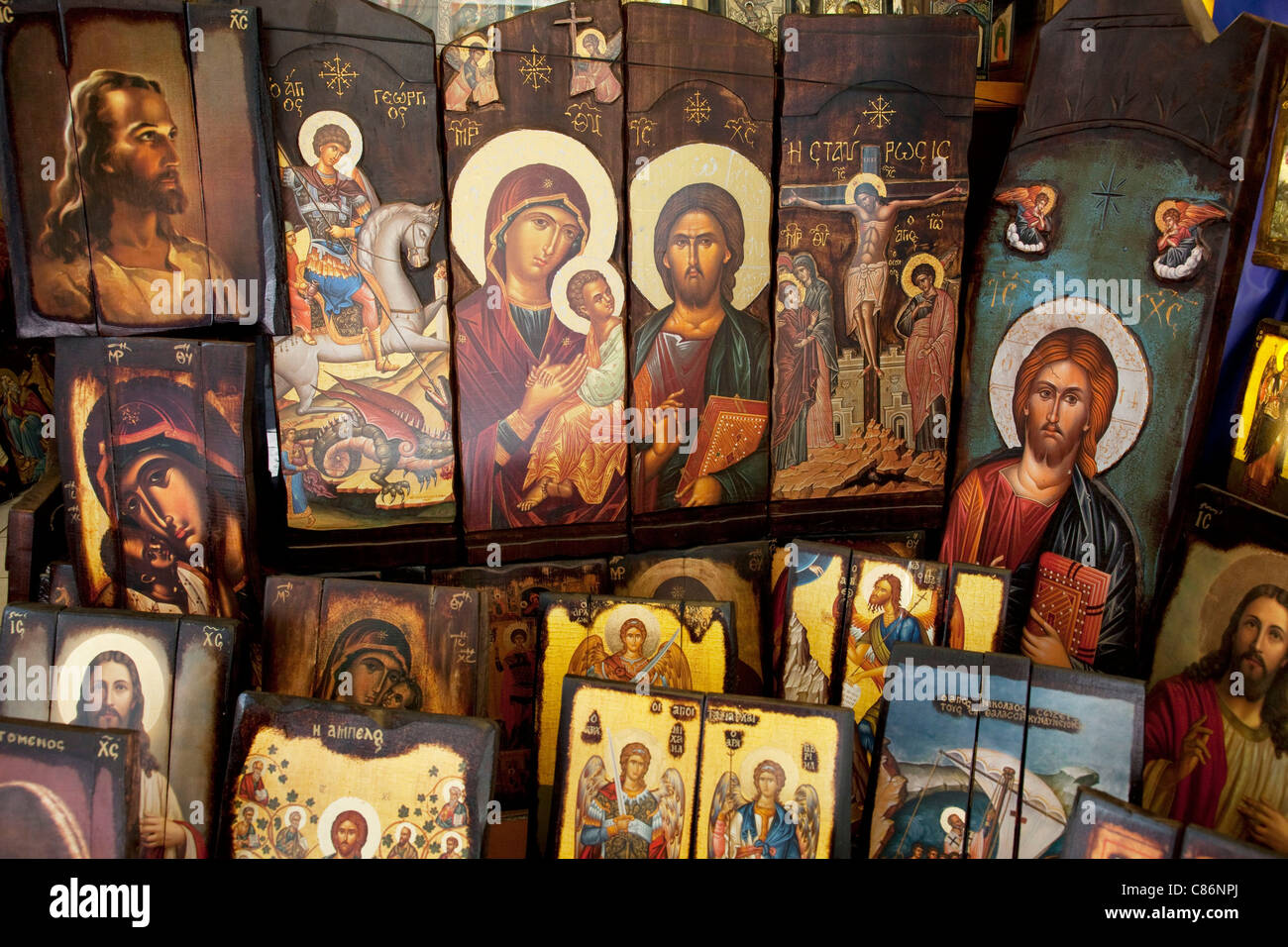 Boutique vendant des icônes religieuses, peintures et photos à Monastiraki, Athènes. Plus grande dénomination est l'Église orthodoxe grecque. Banque D'Images