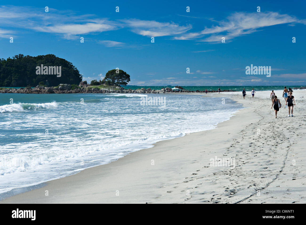 La belle plage de sable doré de Mount Maunganui et plages Omanu Bay of Plenty Île du Nord Nouvelle-Zélande NZ Banque D'Images