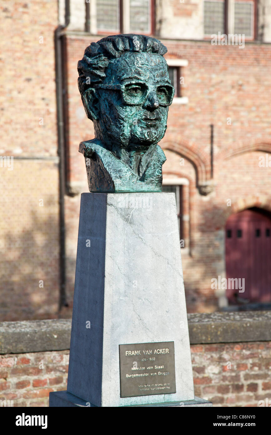 Statue, buste de Frank van Acker, le premier maire socialiste de Bruges le long de l'Steenhouwsers Dijk à Bruges, Belgique Banque D'Images
