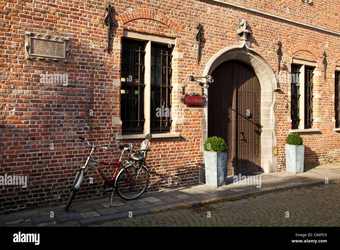 Location contre le mur du 17ème siècle. Huidenvettershuis (maison des Tanneurs) en plein Huidenvetters (tanneurs Square) Bruges, Belgique Banque D'Images