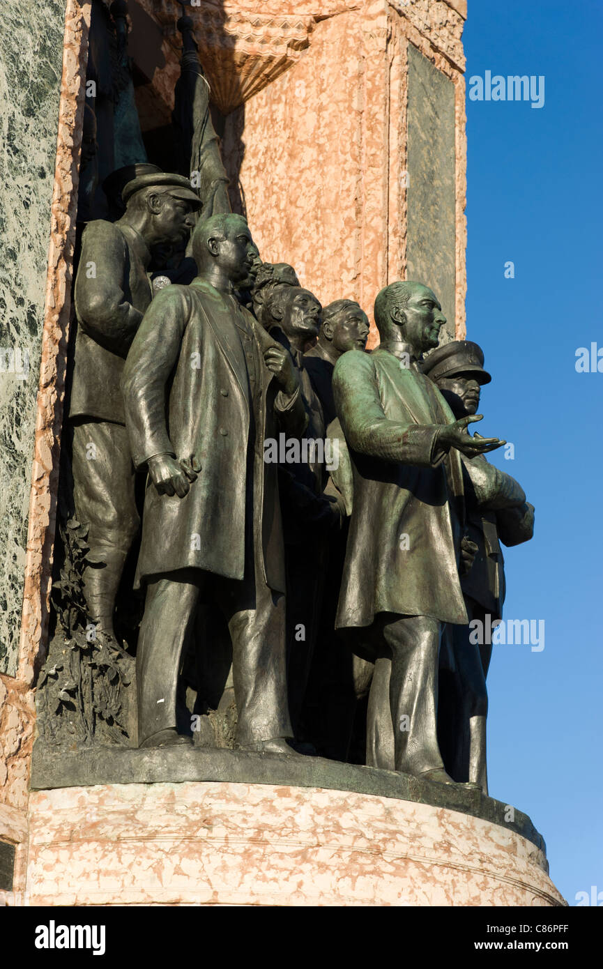 Sculpture de Kemal Atatürk sur la République Monument à la place Taksim, Beyoglu, Istanbul, Turquie Banque D'Images