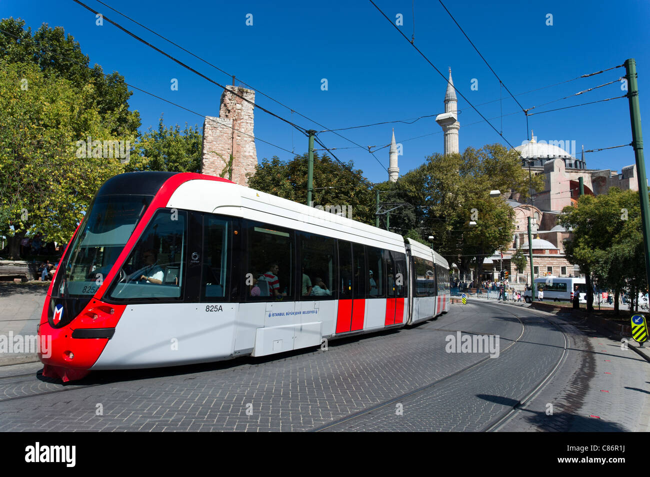 Le tramway moderne en passant par le quartier de Sultanahmet, Istanbul, Turquie Banque D'Images