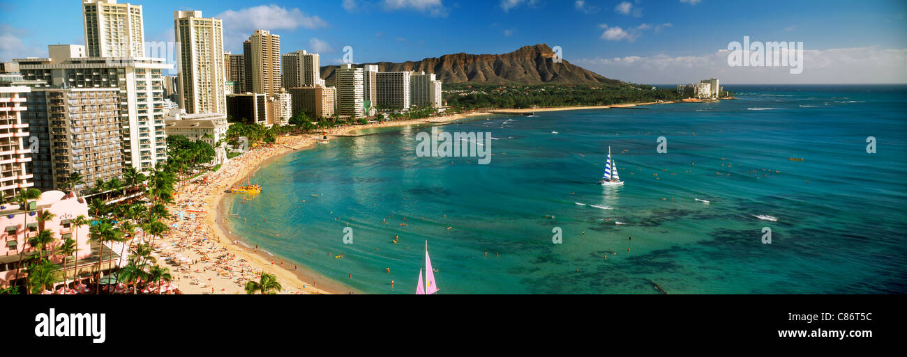 La plage de Waikiki et Diamond Head en face de la plage avec des hôtels et des palmiers sur l'île d'Oahu à Hawaii Banque D'Images
