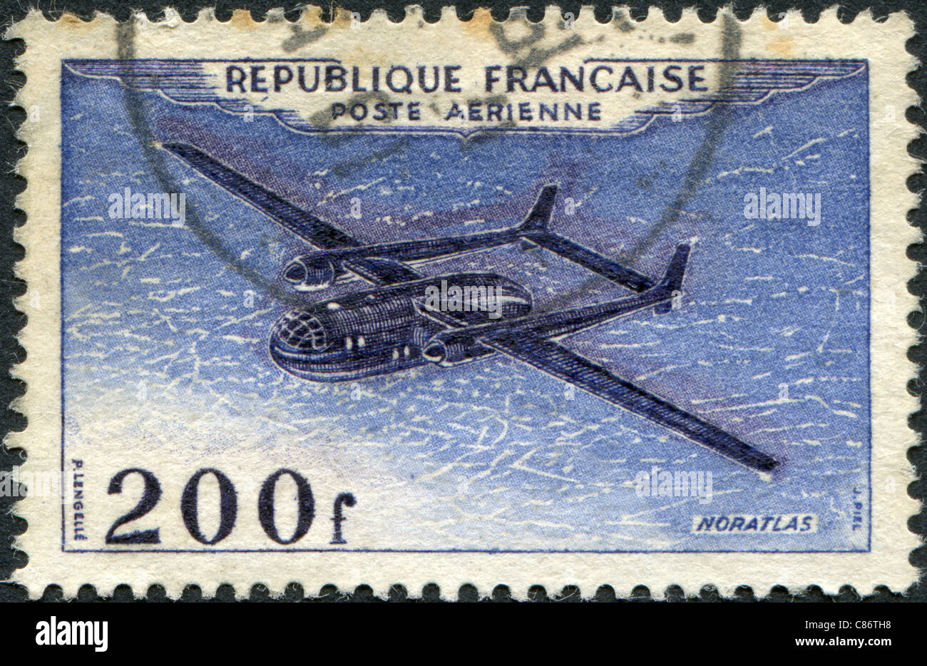 FRANCE - 1954 : timbre imprimé en France, montre un avion de transport militaire Nord 2501 Noratlas Banque D'Images