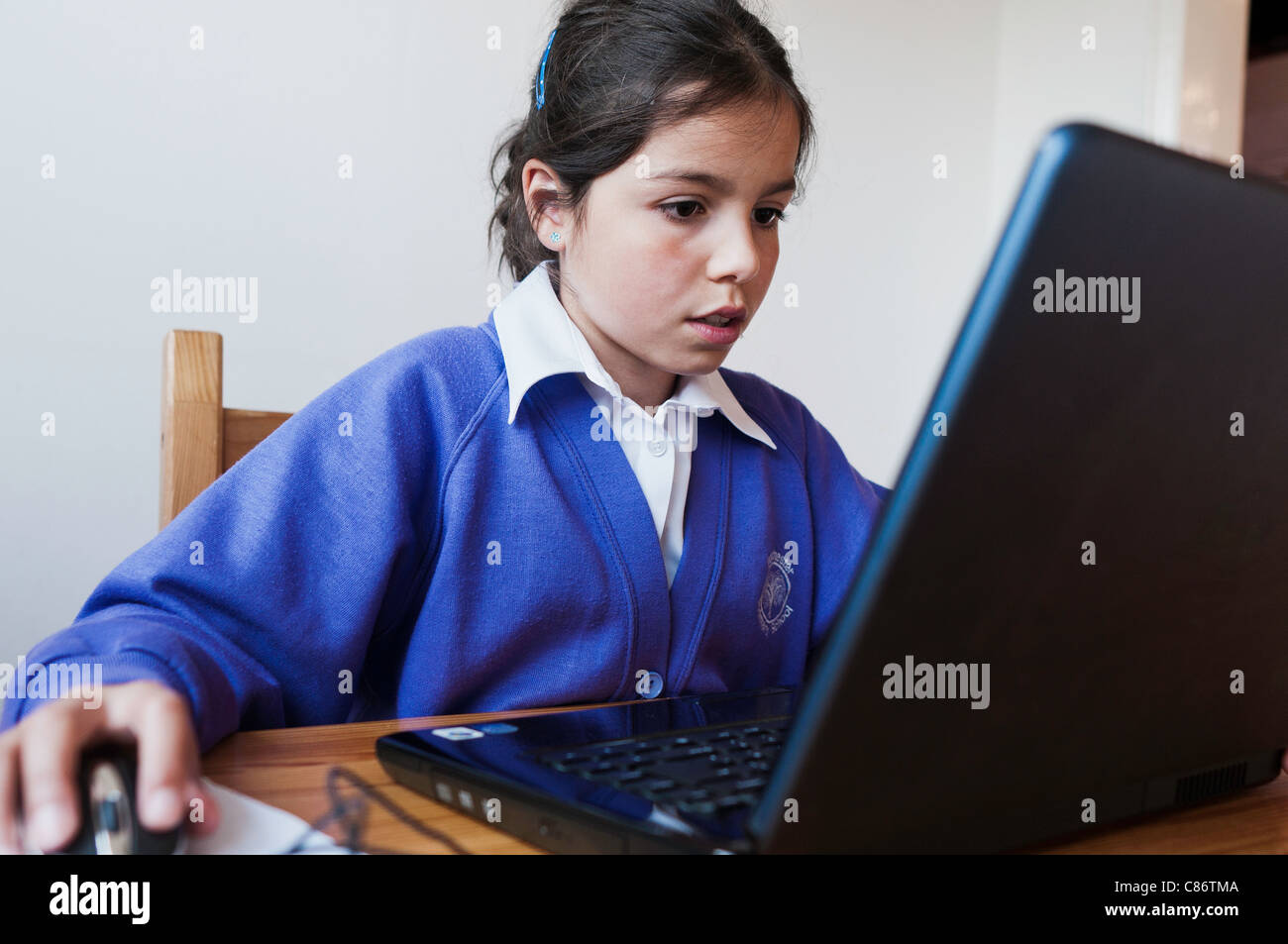 Lycéenne,9,travaillant sur un ordinateur Banque D'Images