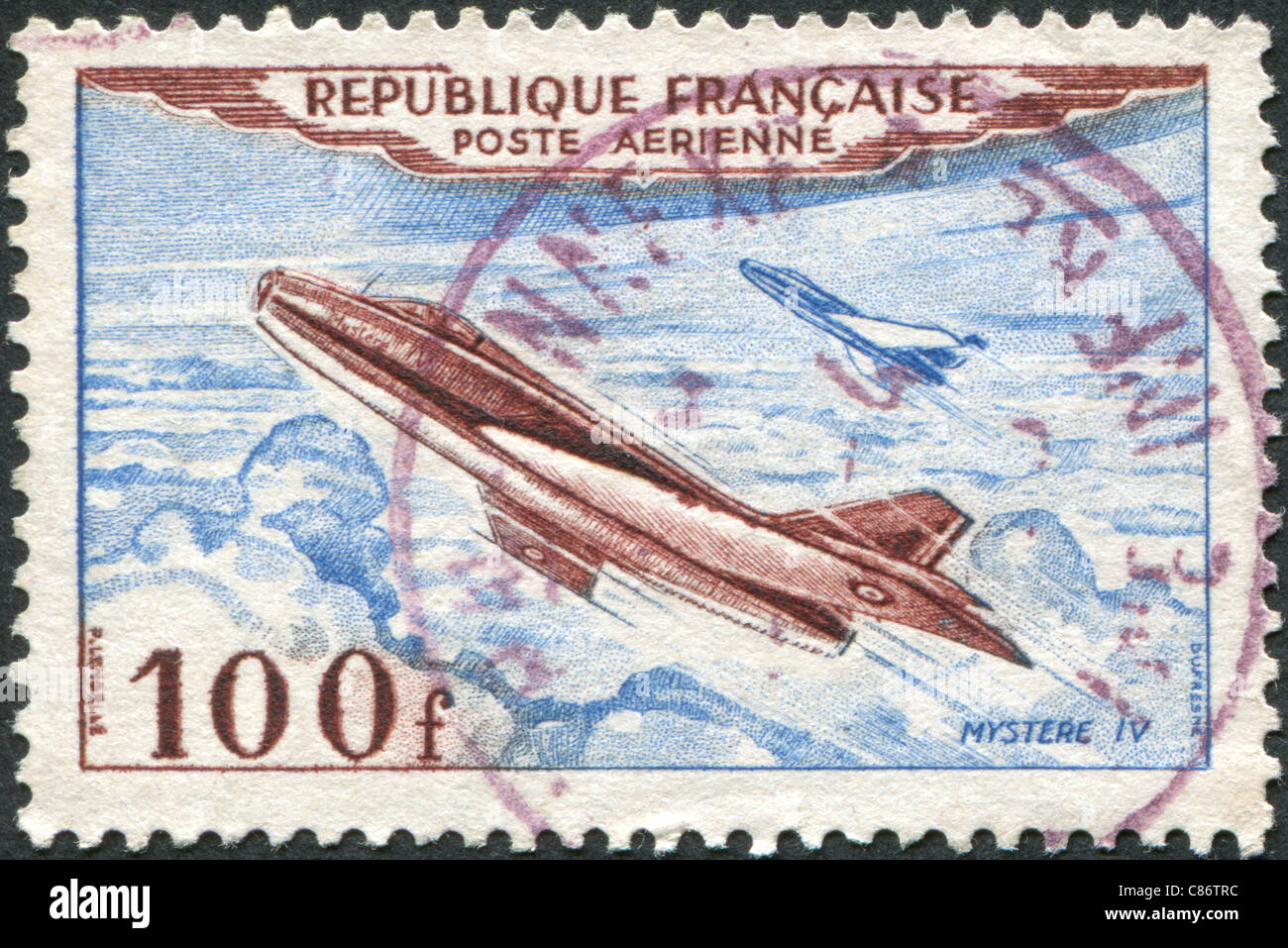 FRANCE - 1954 : timbre imprimé en France, montre un avion à réaction, Dassault Mystère IV Banque D'Images