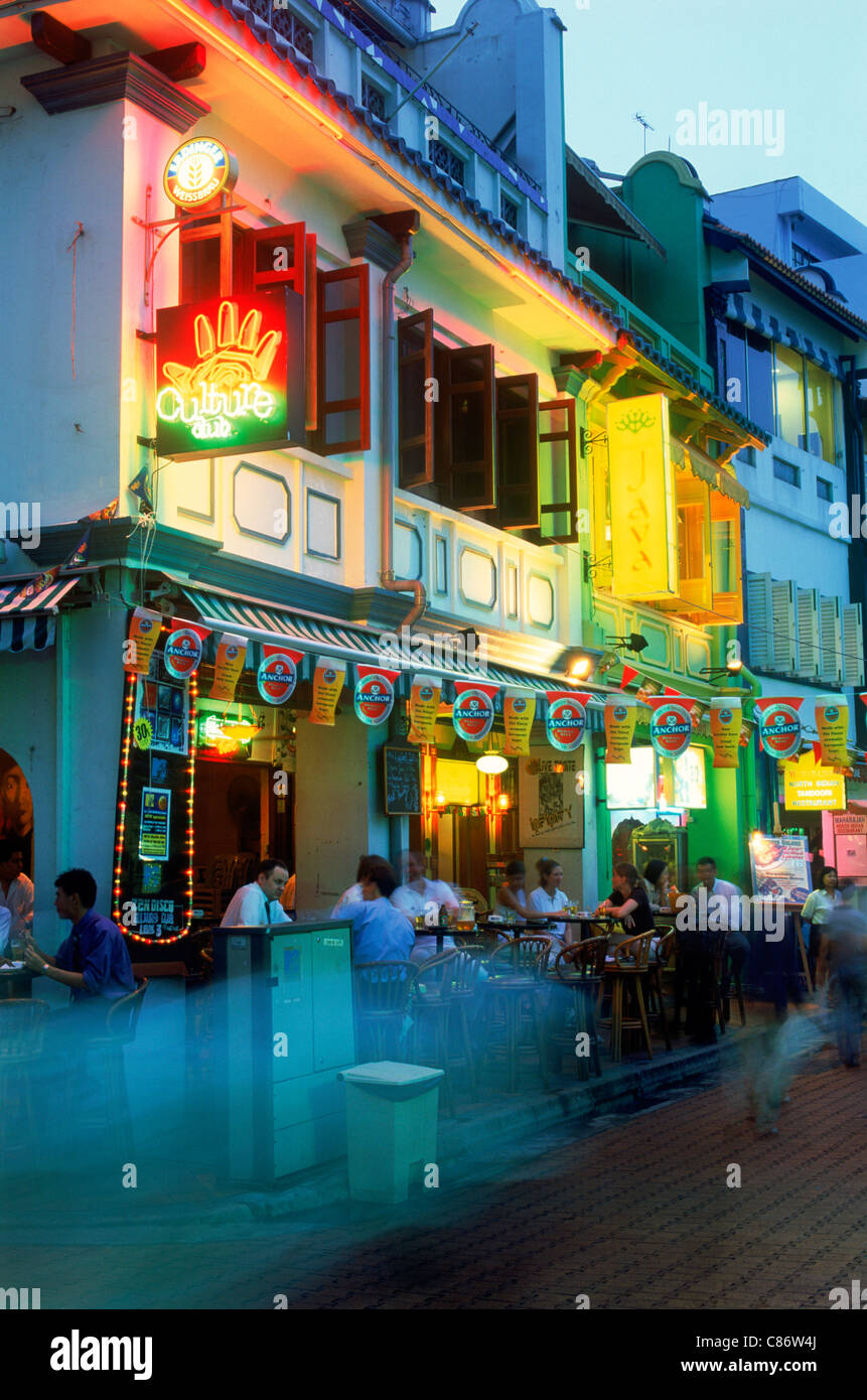 Restaurants de fruits de mer sur les quais de la rivière Singapour avec lamplights de nuit Banque D'Images