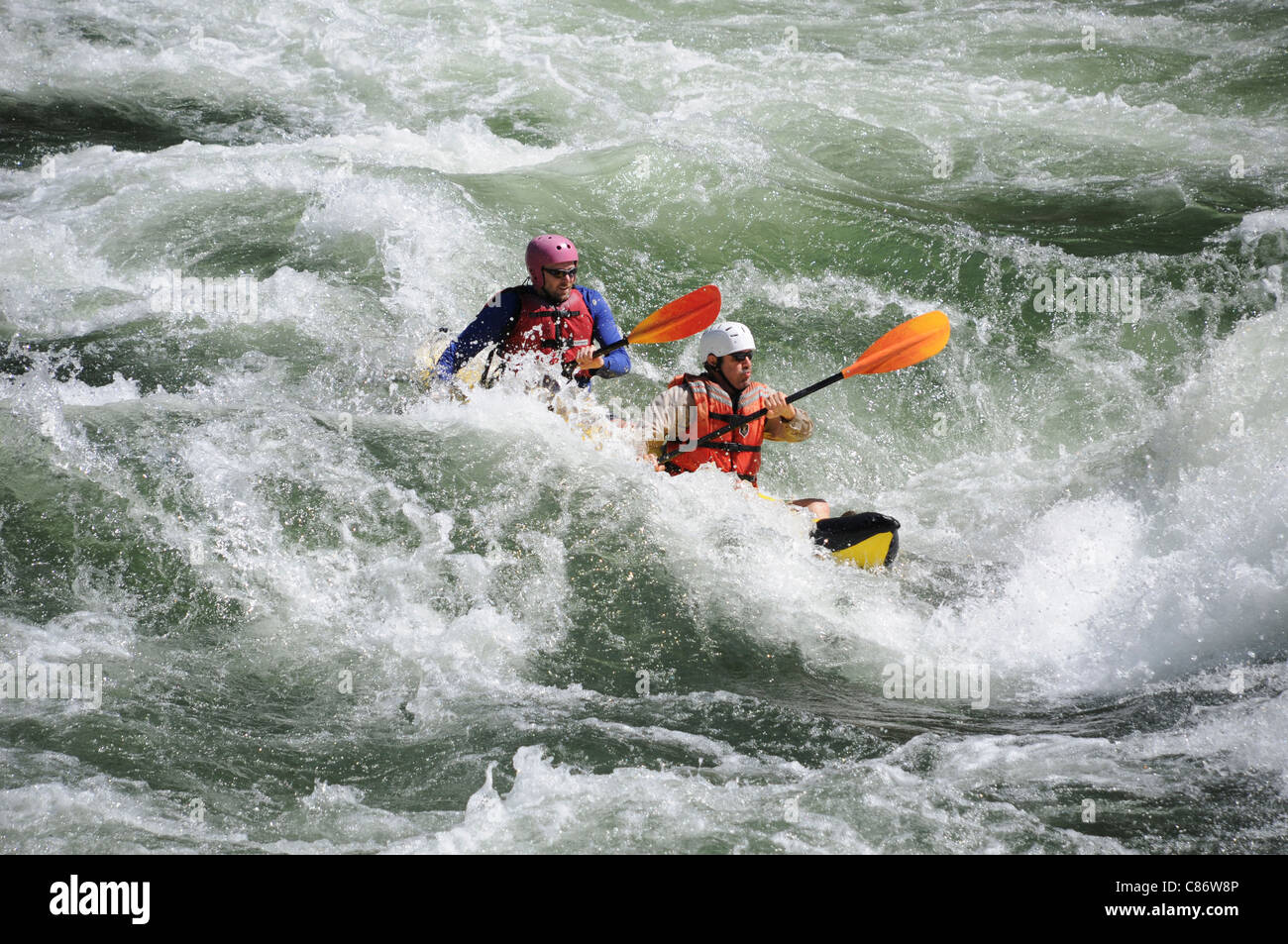Deux homme kayak gonflable tournant vinaigre rapides sur la rivière principale dans Idaho Banque D'Images