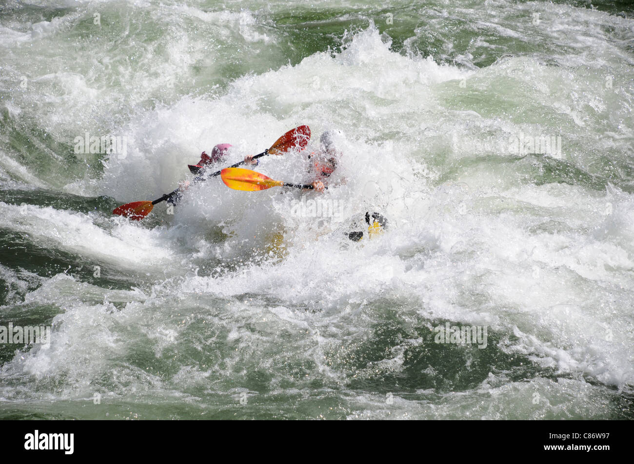 Deux homme kayak gonflable tournant vinaigre rapides sur la rivière principale dans Idaho Banque D'Images