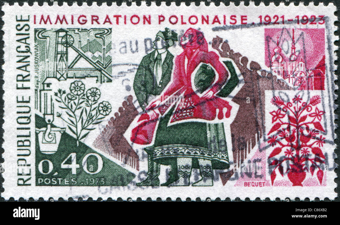FRANCE - 1973 : timbre imprimé en France, consacrée à l'occasion du 50e anniversaire de l'immigration polonaise en France, montre des immigrants polonais Banque D'Images