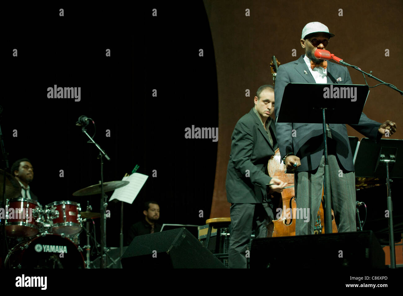 Yasiin Bey aka Mos Def effectue des sélections dans la joie est composé par Derek Bermel avec Brooklyn Philharmonic Banque D'Images