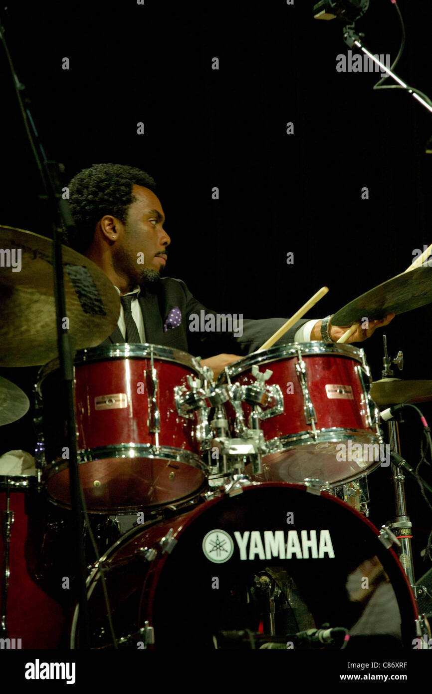 Nate Smith joue avec Yasiim Bey aka Mos Def et Brooklyn Philharmonic Banque D'Images