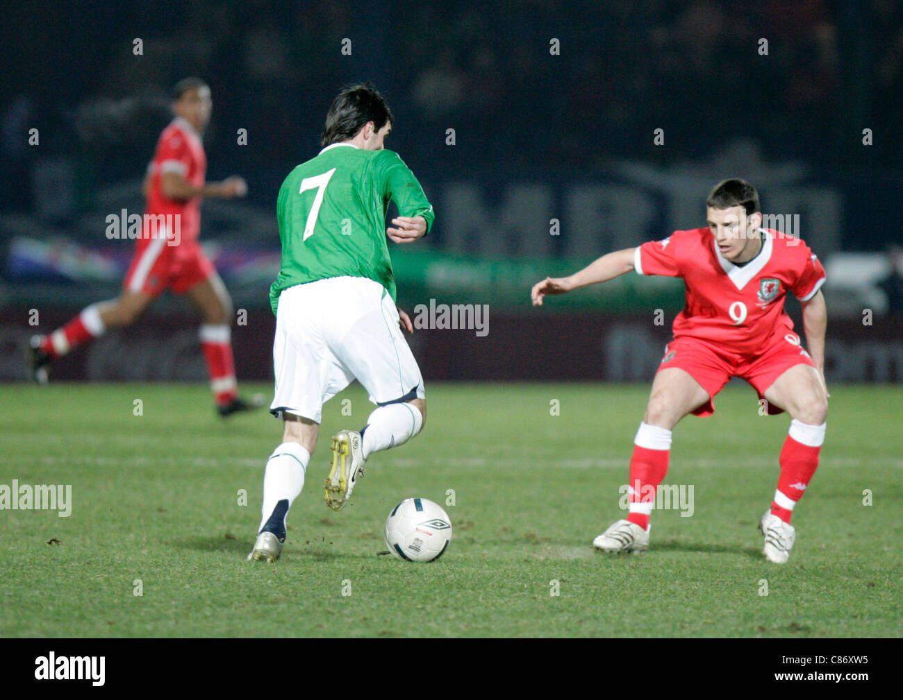 Le nord de l'Ireland Keith Gillespie (7) fonctionne à galles Jason Koumas (9) avec la balle. L'Irlande du Nord et le Pays de Galles a attiré 0-0 dans ce sympathique. L'Irlande du Nord v Wales international friendly, Windsor Park, Belfast, 6 février 2007 Banque D'Images