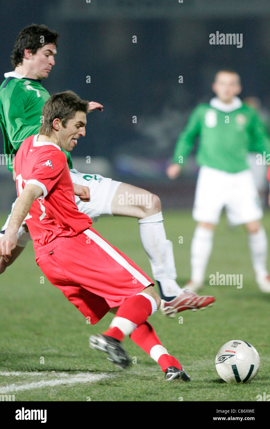 Le nord de l'Ireland Kyle Lafferty (9) défis Galles Sam Ricketts pour la balle. L'Irlande du Nord et le Pays de Galles a attiré 0-0 dans ce sympathique. L'Irlande du Nord v Wales international friendly, Windsor Park, Belfast, 6 février 2007 Banque D'Images