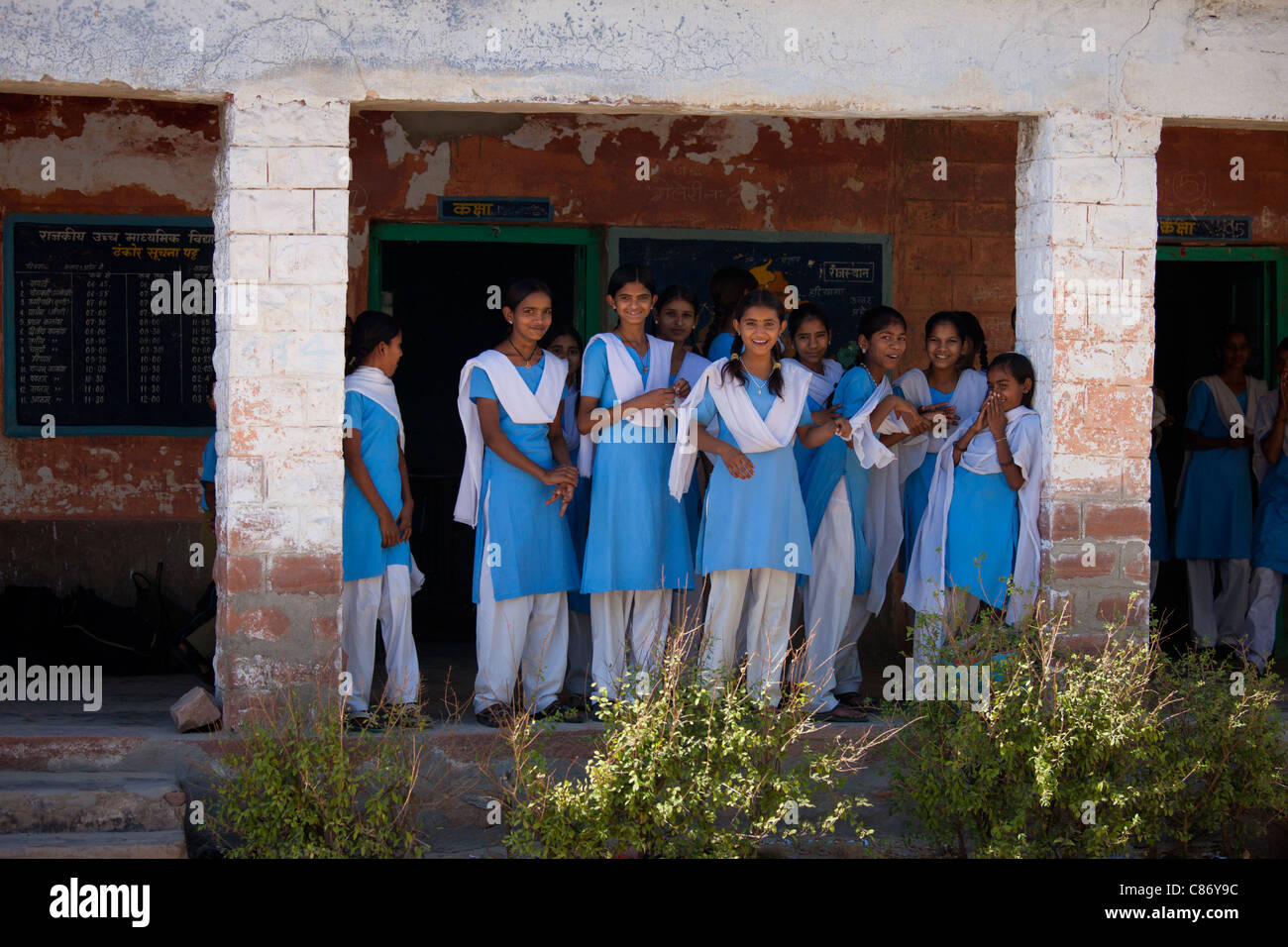 Indian Hindu écoliers à l'école d'État à Kaparda village de Rajasthan, Inde du Nord Banque D'Images