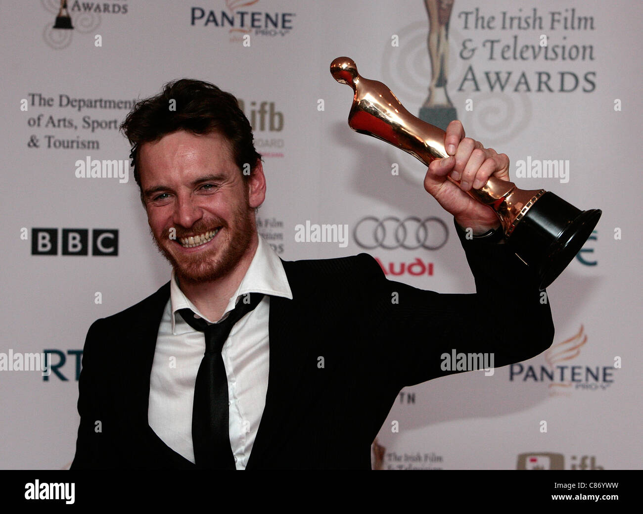 DUBLIN, IRLANDE - 14 février : Michael Fassbender avec son prix va à la salle de presse au 6e congrès annuel de l'Irish Film and Television Awards à l'hôtel Burlington le 14 février 2009 à Dublin, Irlande Banque D'Images