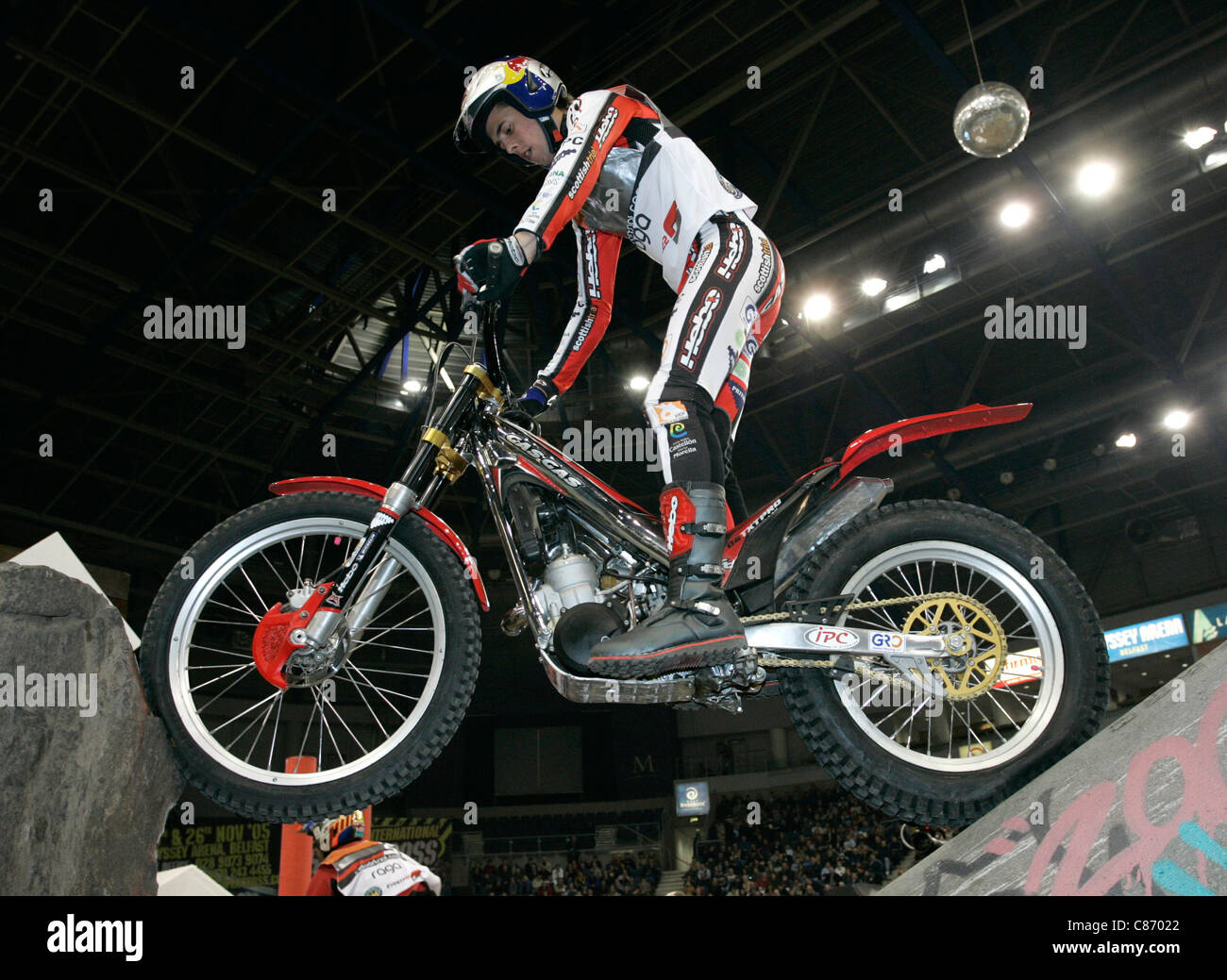 Le champion du monde Adam Raga de l'Espagne en action sur sa Gas Gas moto à  la Belfast tour du Championnat du Monde de Trial Indoor, remporté par Adam  Raga de l'Espagne