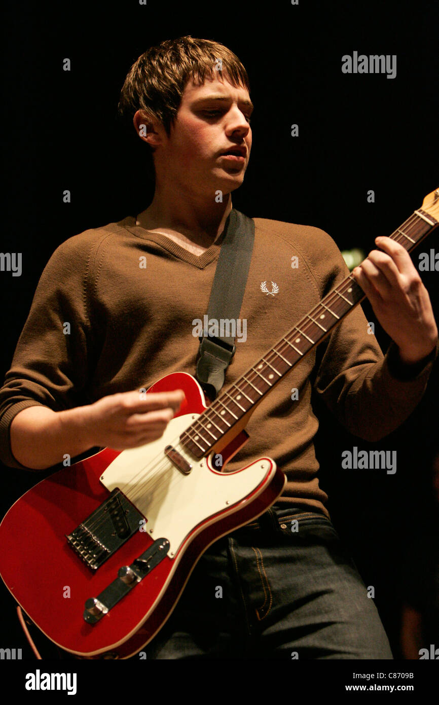 Jamie Cook, guitariste avec l'Arctic Monkeys joue sur la scène aux NME Awards Tour Brat Pack, Ulster Hall, Belfast, Irlande du Nord. Banque D'Images Jamie Cook, guitariste avec l'Arctic Monkeys joue sur la scène aux NME Awards Tour Brat Pack, Ulster Hall, Belfast, Irlande du Nord. Banque D'Images