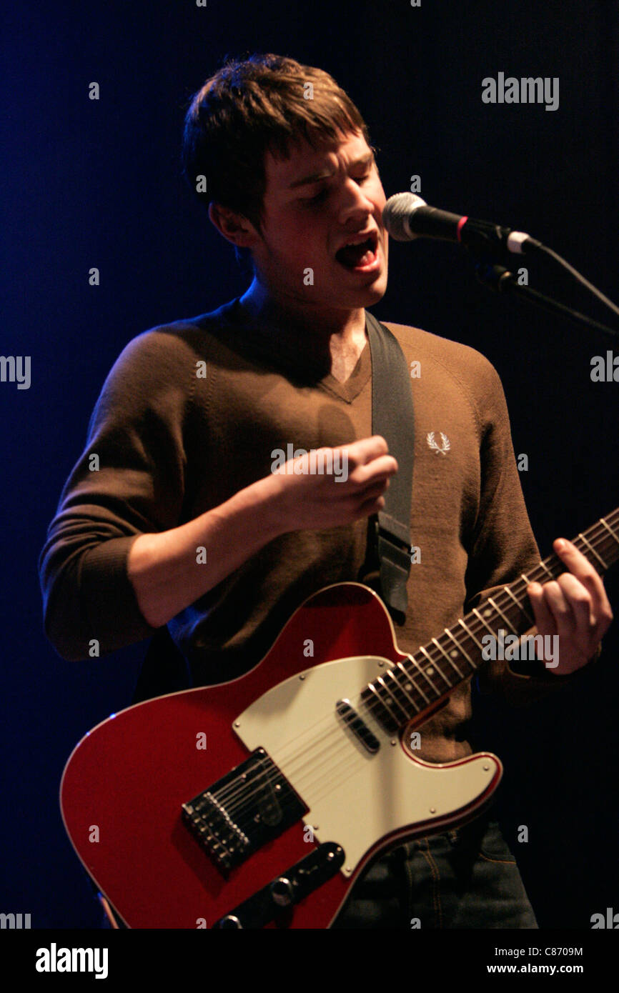 Jamie Cook, guitariste avec l'Arctic Monkeys joue sur la scène aux NME Awards Tour Brat Pack, Ulster Hall, Belfast, Irlande du Nord. Banque D'Images Jamie Cook, guitariste avec l'Arctic Monkeys joue sur la scène aux NME Awards Tour Brat Pack, Ulster Hall, Belfast, Irlande du Nord. Banque D'Images