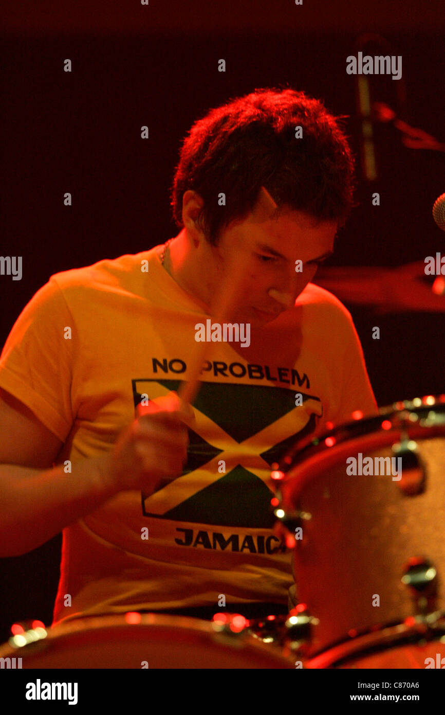 Matt Helders, le batteur avec les Arctic Monkeys joue sur la scène aux NME Awards Tour Brat Pack, Ulster Hall, Belfast, Irlande du Nord. Banque D'Images