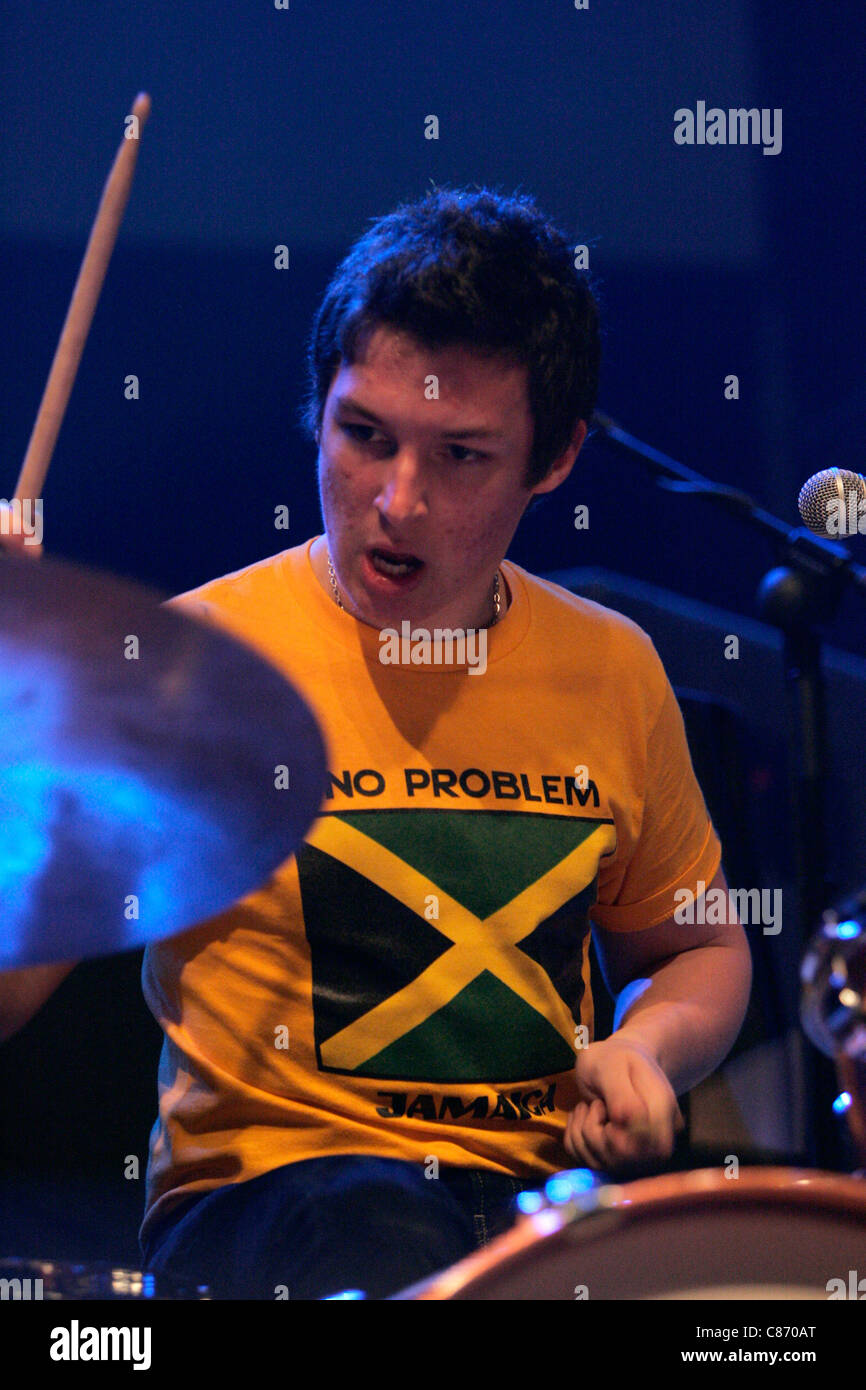 Matt Helders, le batteur avec les Arctic Monkeys joue sur la scène aux NME Awards Tour Brat Pack, Ulster Hall, Belfast, Irlande du Nord. Banque D'Images