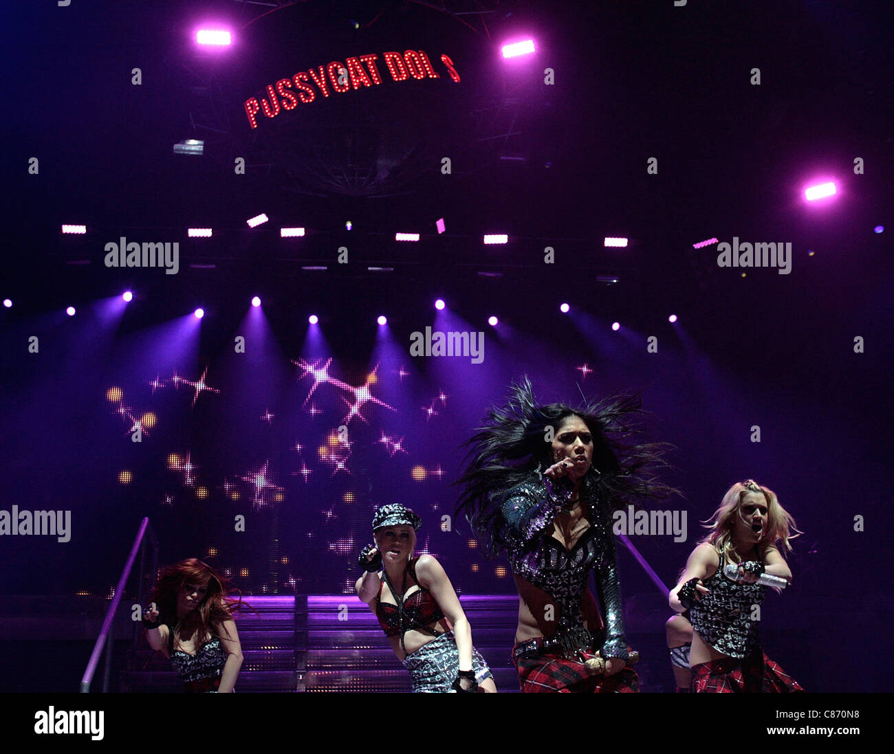 BELFAST, Royaume-Uni - 03 février : Jessica Sutta, Kimberly Wyatt, Nicole Scherzinger et Ashley Roberts de the Pussycat Dolls effectuer au Kings Hall le 3 février 2009 à Belfast, en Irlande du Nord. Banque D'Images