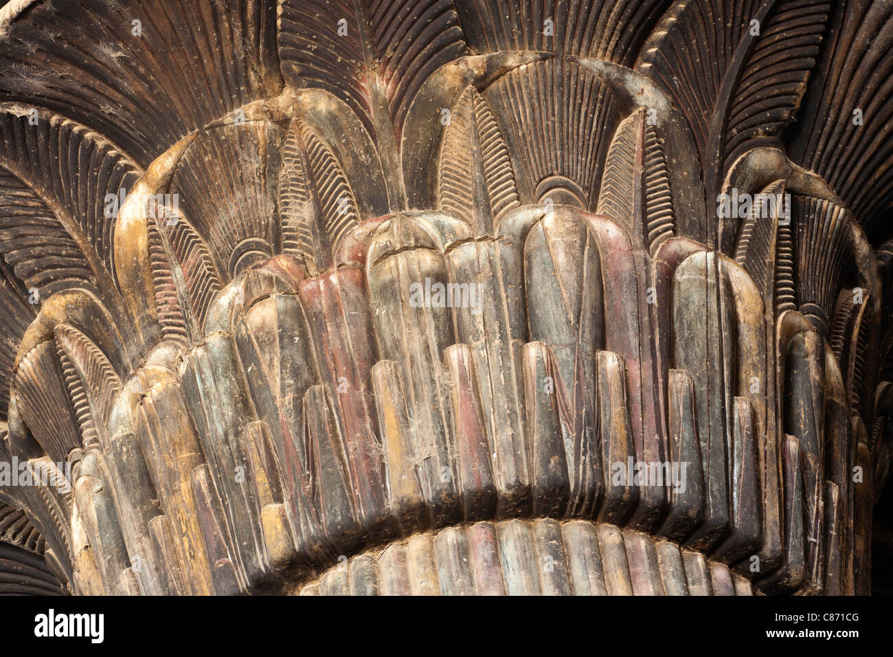 Dans le capital de la colonne à l'époque ptolémaïque salle hypostyle du Temple Romain de Khnoum à Esna, Egypte Banque D'Images