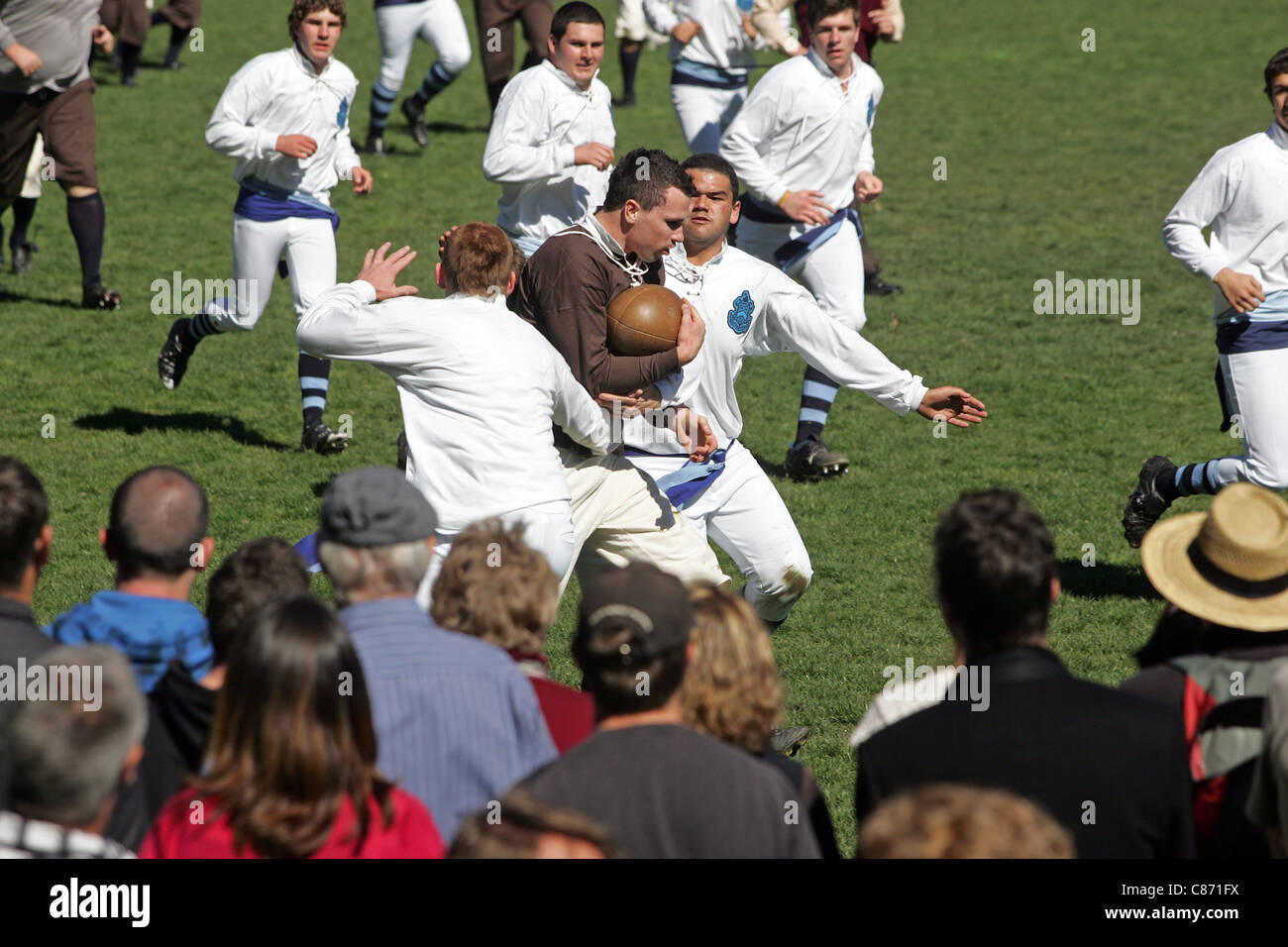 Reconstitution de la premier match de rugby joué en Nouvelle-Zélande à Botanics Réserver, Nelson, en 1870 - 'ville' contre Nelson College Banque D'Images