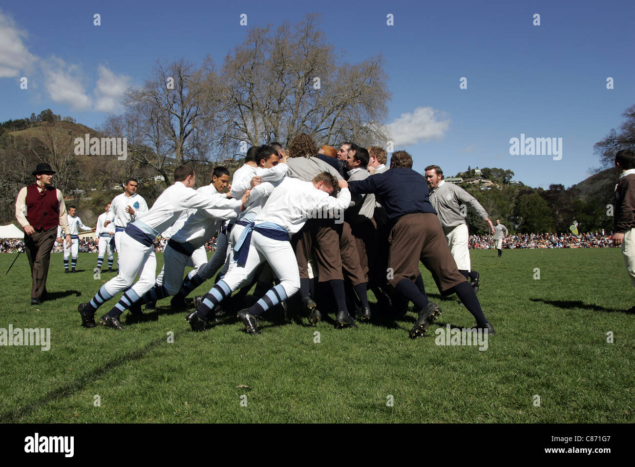 Reconstitution de la premier match de rugby joué en Nouvelle-Zélande à Botanics Réserver, Nelson, en 1870 - 'ville' contre Nelson College Banque D'Images