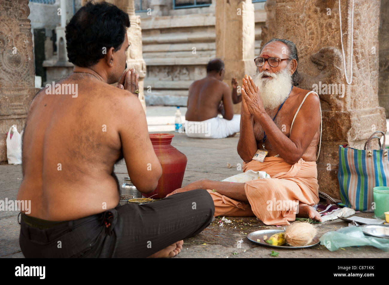 Une bénédiction par un prêtre du Temple Sri Meenakshi Banque D'Images
