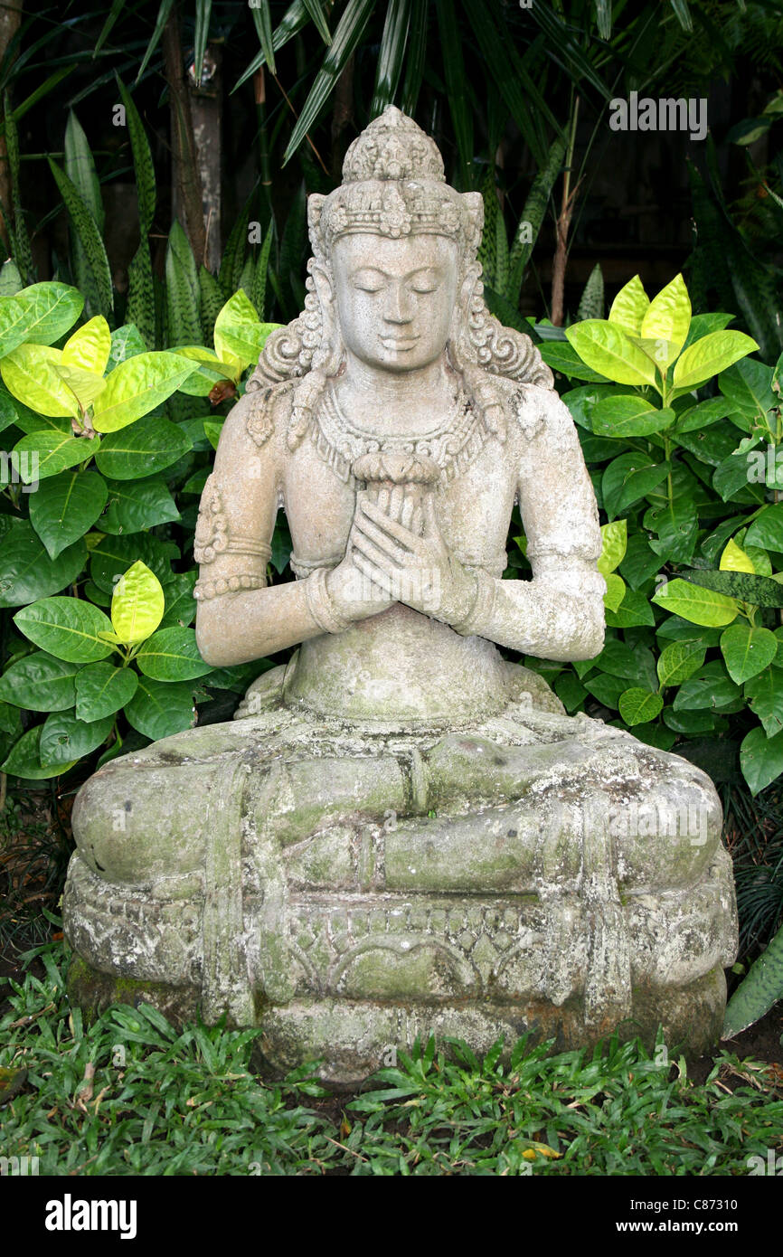 Statue de Bouddha en pierre méditer Banque D'Images