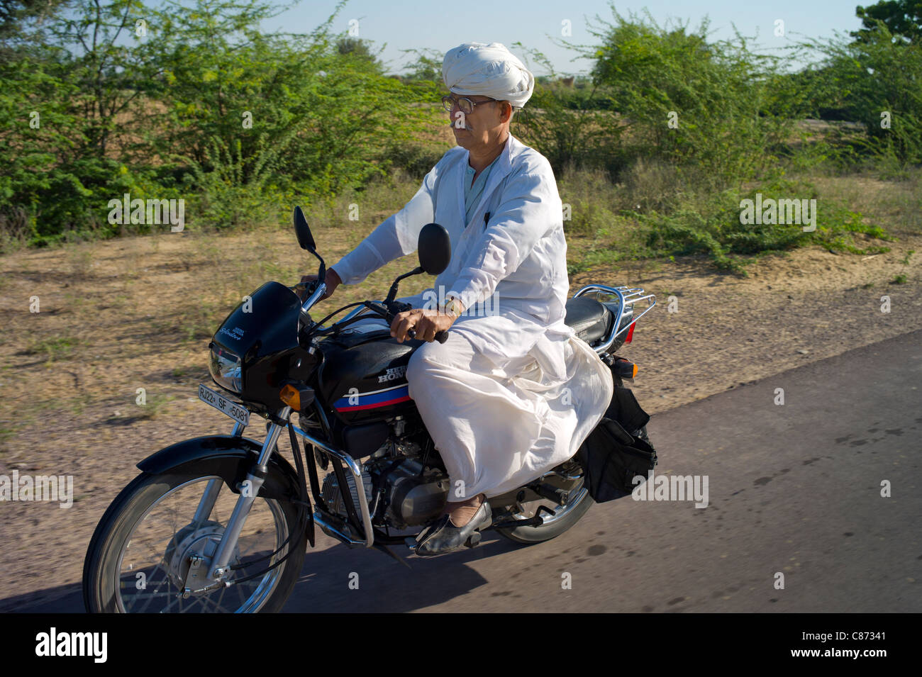 L'homme indien voyageant sur la moto à Rohet, Rajasthan, Inde du Nord Banque D'Images