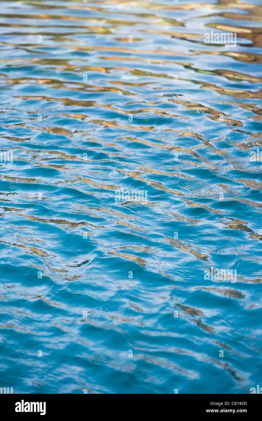 Ondulation sur l'eau de surface Banque D'Images