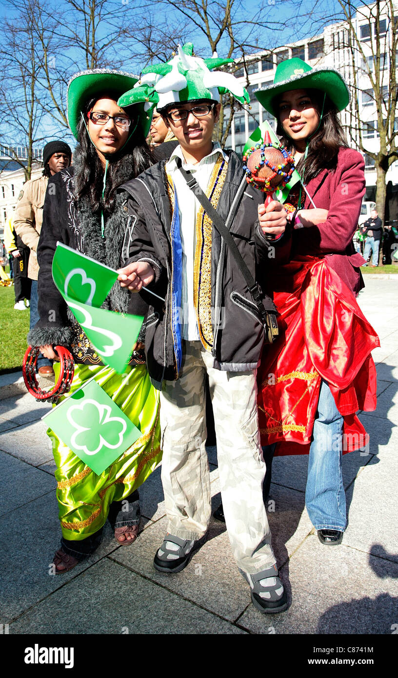 Les enfants d'origine asiatique qui participent à des activités multiculturelles au St Patricks Day Parade et Concert Belfast, Royaume-Uni - le 17 mars : Banque D'Images