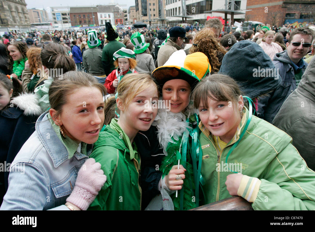 Les jeunes filles à l'avant de la St Patricks Day Concert, Custom Place, à St Patricks Day célébrations, centre-ville de Belfast. Banque D'Images