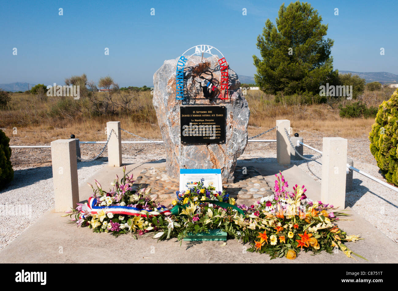 Mémorial à Harki réfugiés algériens au camp de Rivesaltes, dans le sud de la France. Voir la description pour plus de détails. Banque D'Images