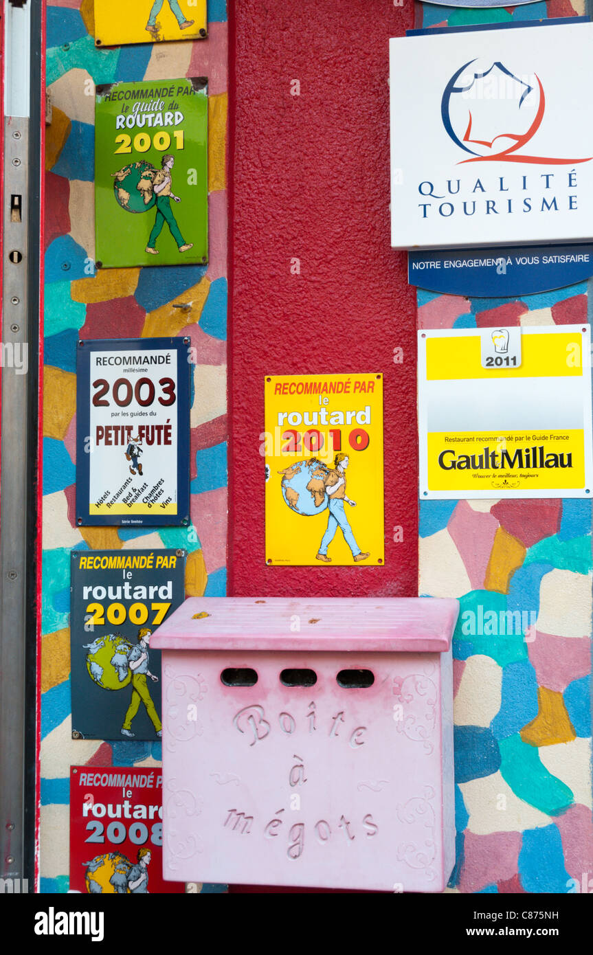 Les recommandations des guides touristiques et un cendrier à l'extérieur d'un hôtel français. Banque D'Images