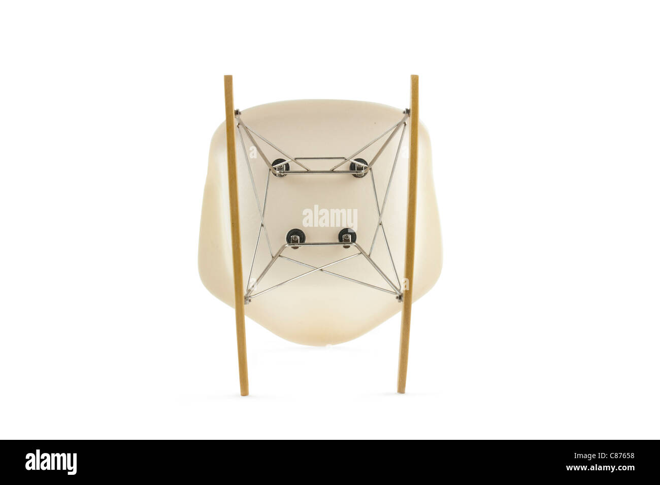 Design moderne chaise à bascule Eames classique sur fond blanc Banque D'Images