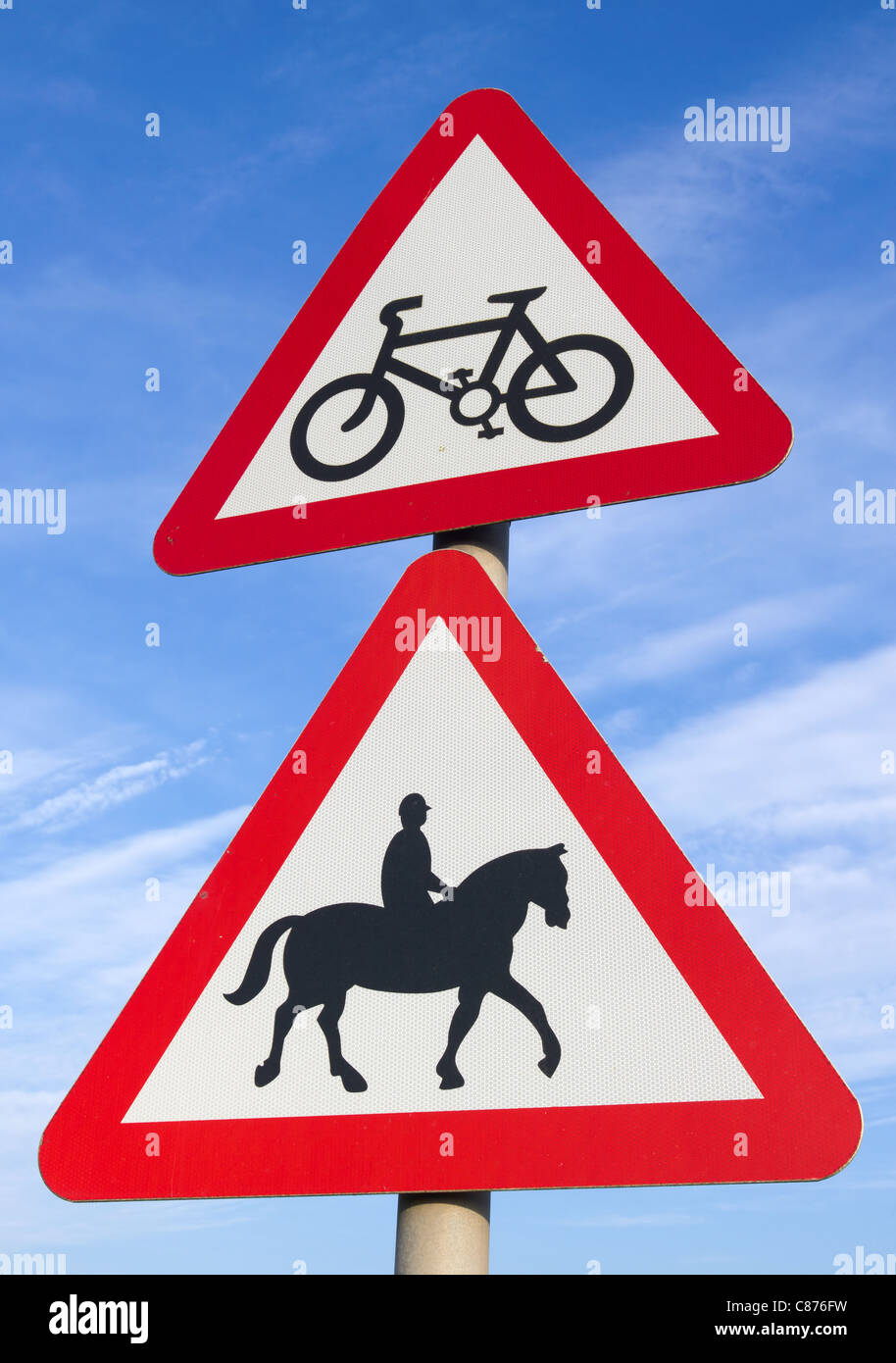 La randonnée à vélo à venir, accompagnée des chevaux ou poneys, des panneaux routiers. Banque D'Images