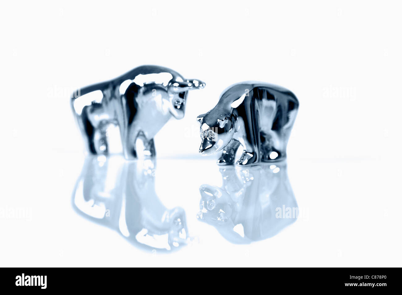 Close up of bear et Bull, figurine avec réflexion sur fond blanc Banque D'Images