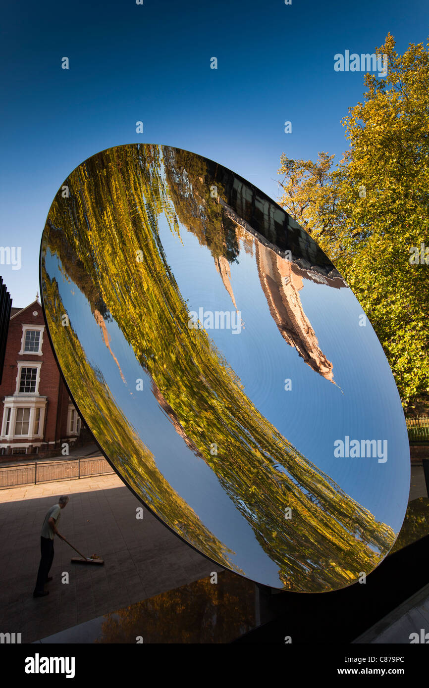 Royaume-uni, Nottingham, Nottinghamshire, cirque, Wellington Anish Kapoor's sky sculpture miroir Banque D'Images