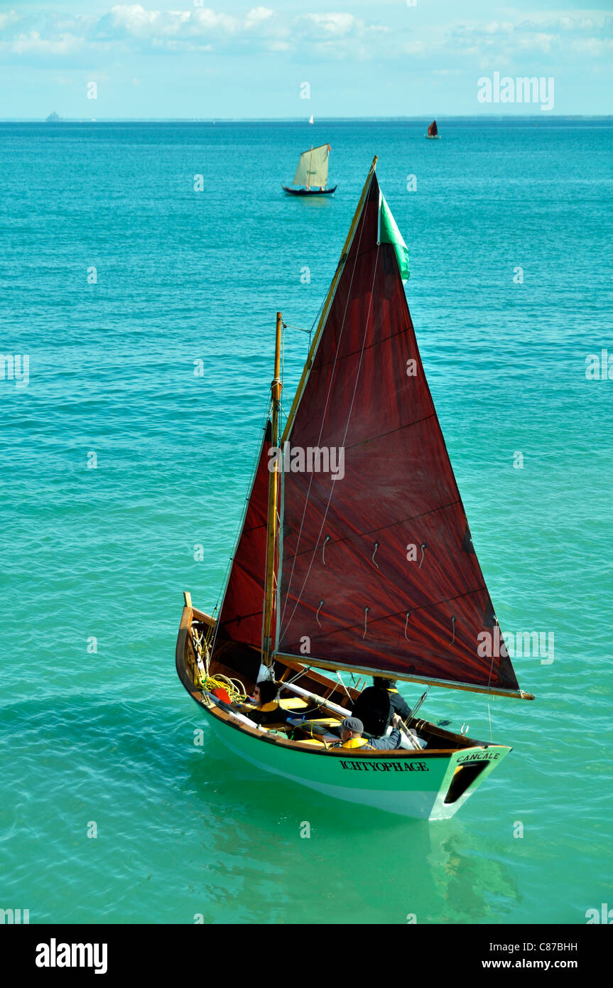 Un doris avec une voile, Cancale (Bretagne, France). Banque D'Images