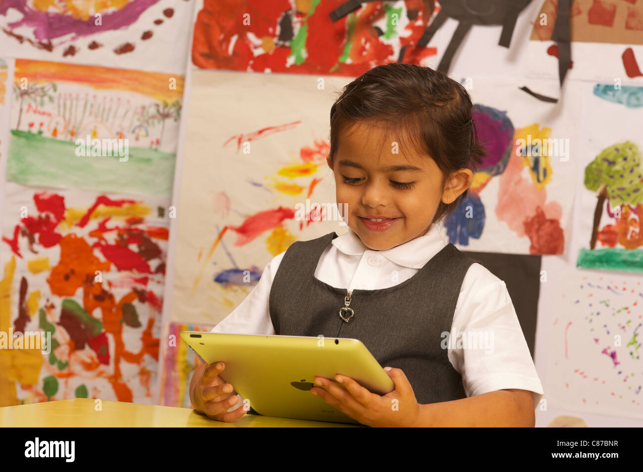 Une jeune fille avec l'ipad 2 Banque D'Images