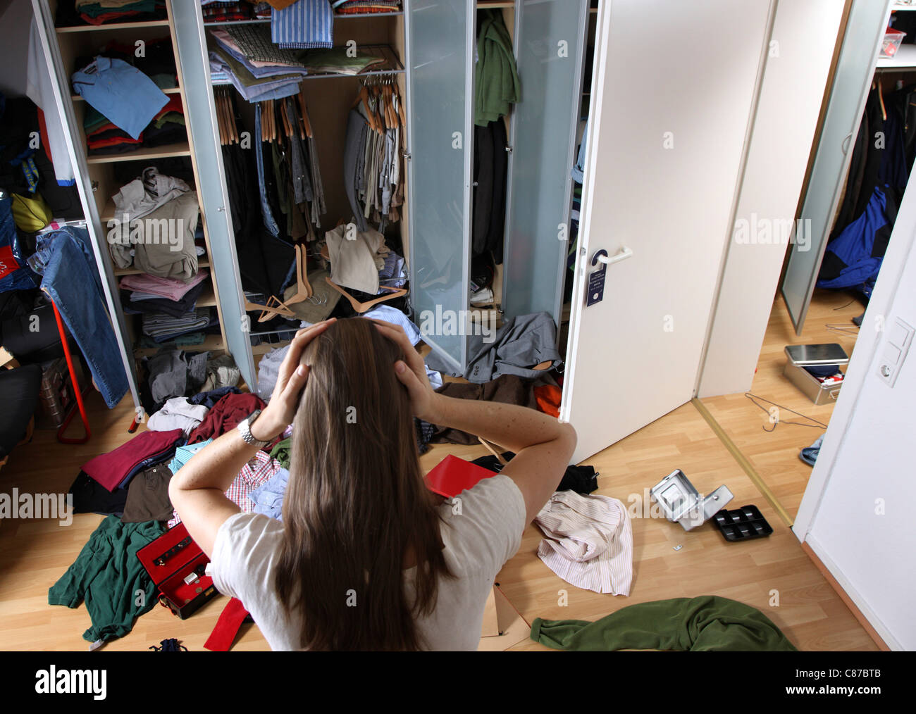 Cambrioleur dans une maison privée. Le cambriolage de l'heure. Par effraction dans une maison, un appartement pour vos objets en acier. Banque D'Images