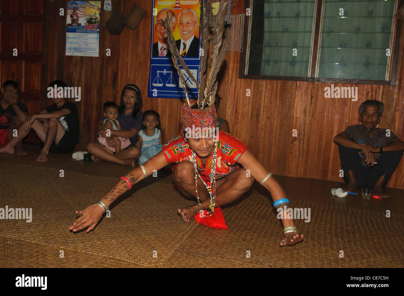 Danse traditionnelle à une statue d'Iban longhouse au Sarawak, Bornéo, Malaisie Banque D'Images