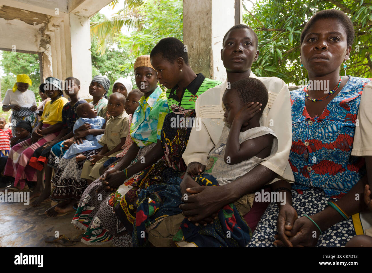 Le VIH/sida de la mère et des enfants qui l'attendaient à un dispensaire à Quelimane Mozambique Banque D'Images
