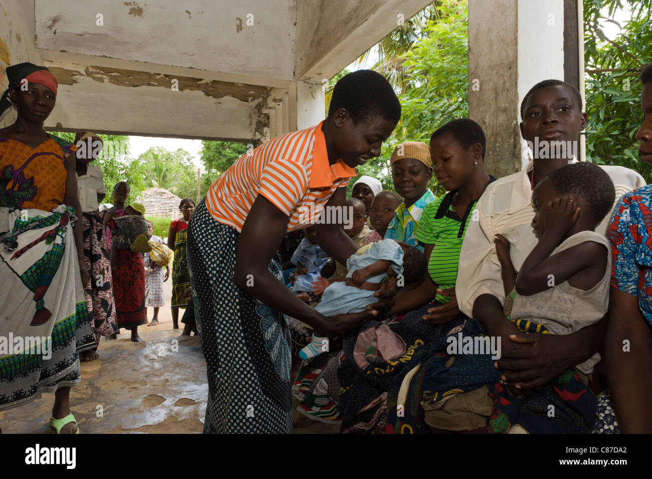 Le VIH/sida de la mère et des enfants qui l'attendaient à un dispensaire à Quelimane Mozambique Banque D'Images