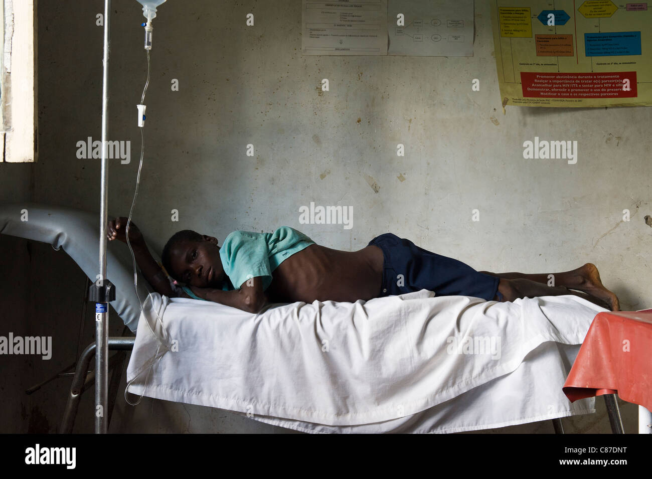 Patient avec une tubulure de perfusion intraveineuse en dispensay joint mal équipées, Quelimane Mozambique Banque D'Images