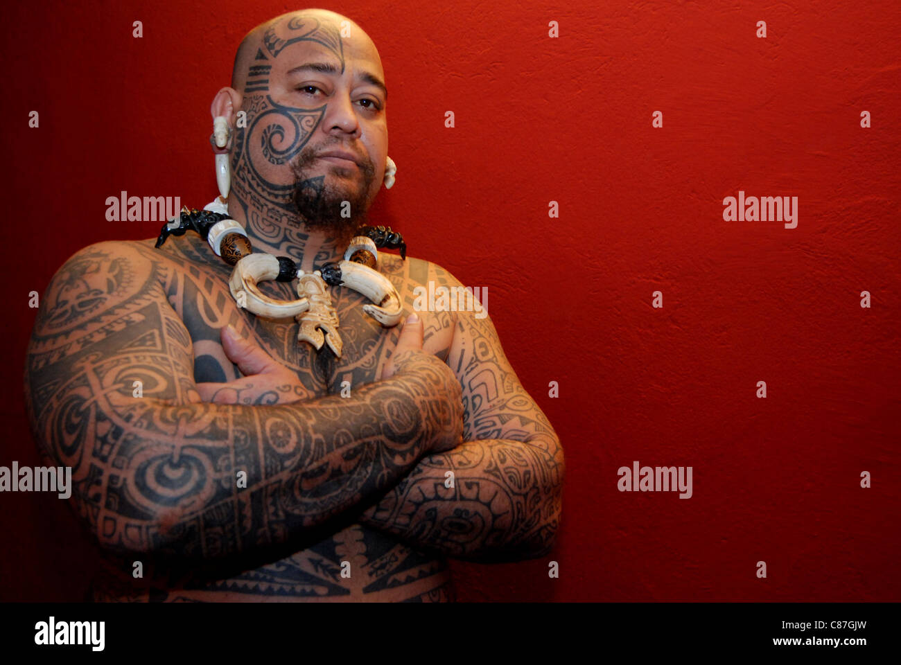 Un tatouage Maori artiste à la Convention de Tatouage, Dresden, Allemagne Banque D'Images